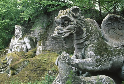 Statue mostri villa Bomarzo edificata nel 1550